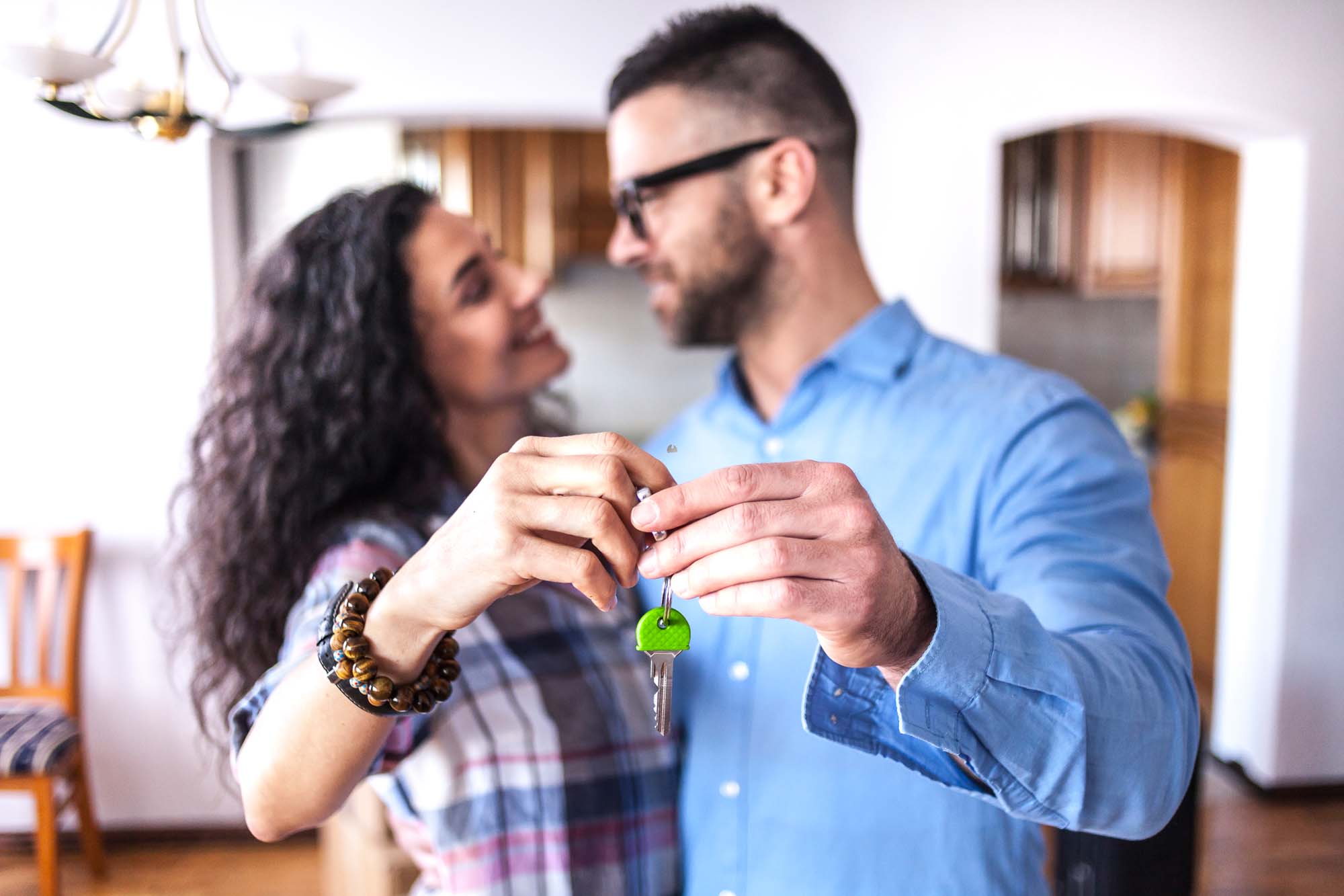 Schlüsselübergabe in der neuen Wohnung